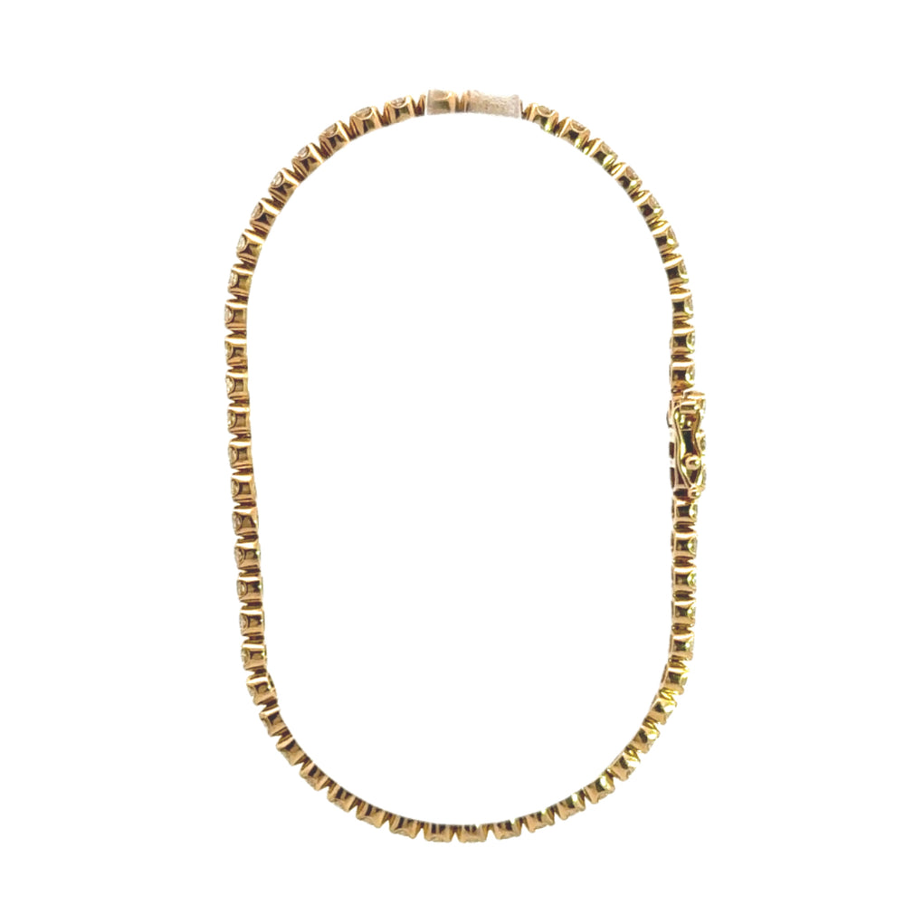 
                      
                        18 karaats geel gouden diamanten tennis armband van 8.15 gram. Bezet met 57 briljant geslepen diamanten met een totaalgewicht van 2.93crt. Kleur: G Kwaliteit: VS1 Lengte: 18 cm Breedte: 3.3 mm Dikte: 2.5 mm
                      
                    