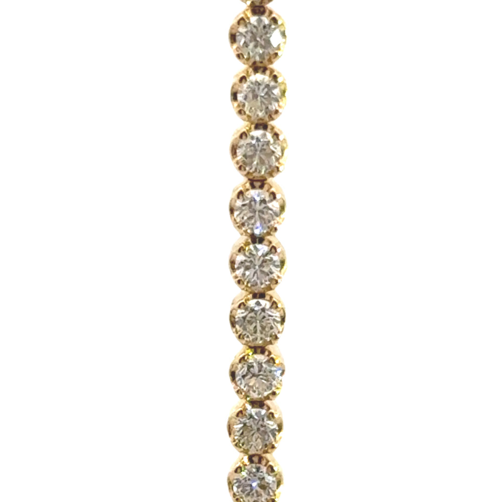
                      
                        18 karaats geel gouden diamanten tennis armband van 8.15 gram. Bezet met 57 briljant geslepen diamanten met een totaalgewicht van 2.93crt. Kleur: G Kwaliteit: VS1 Lengte: 18 cm Breedte: 3.3 mm Dikte: 2.5 mm
                      
                    