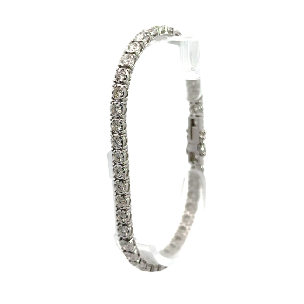
                      
                        Tennisarmband vna 18 karaat wit goud bezet met 43 briljant geslepen diamanten met een totaalgewicht van 3.42 crt. Kleur: G Kwaliteit: VS2 Lengte: 18 cm Breedte: 0.4 cm Dikte: 0.3 cm Model: A 705
                      
                    