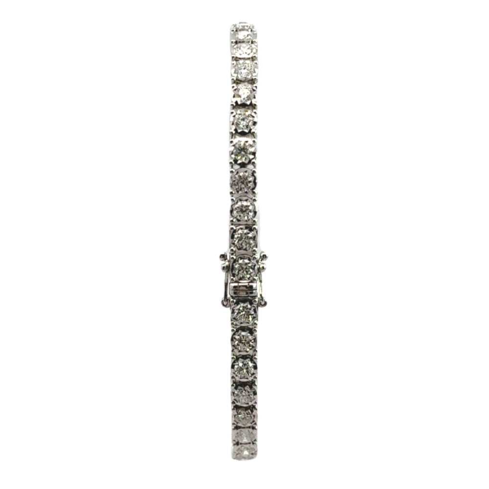 
                      
                        Tennisarmband vna 18 karaat wit goud bezet met 43 briljant geslepen diamanten met een totaalgewicht van 3.42 crt. Kleur: G Kwaliteit: VS2 Lengte: 18 cm Breedte: 0.4 cm Dikte: 0.3 cm Model: A 705
                      
                    