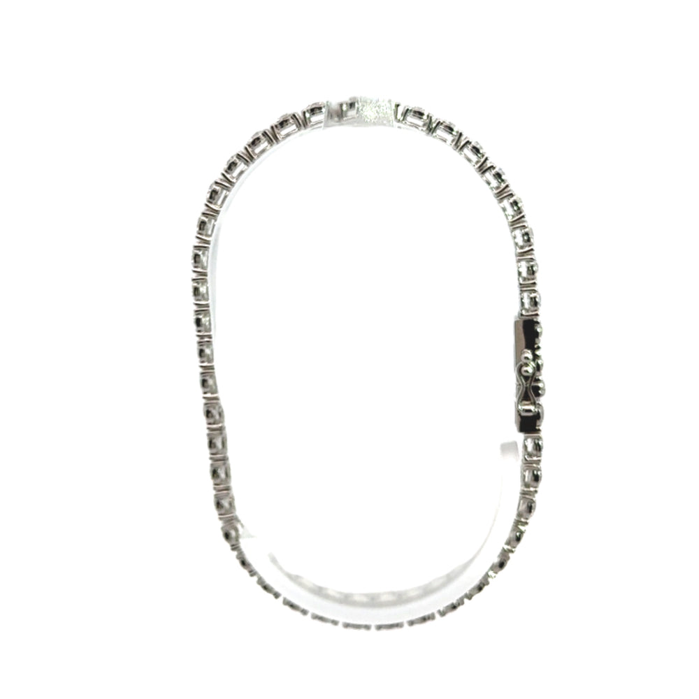 
                      
                        Tennisarmband van 18 karaat wit goud bezet met 43 briljant geslepen diamanten met een totaalgewicht van 3.42 crt. Kleur: G Kwaliteit: VS2 Lengte: 18 cm Breedte: 0.4 cm Dikte: 0.3 cm Model: A 705
                      
                    
