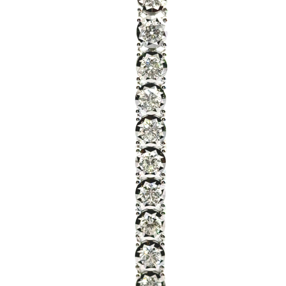 
                      
                        Tennisarmband vna 18 karaat wit goud bezet met 43 briljant geslepen diamanten met een totaalgewicht van 3.42 crt. Kleur: G Kwaliteit: VS2 Lengte: 18 cm Breedte: 0.4 cm Dikte: 0.3 cm Model: A 705
                      
                    