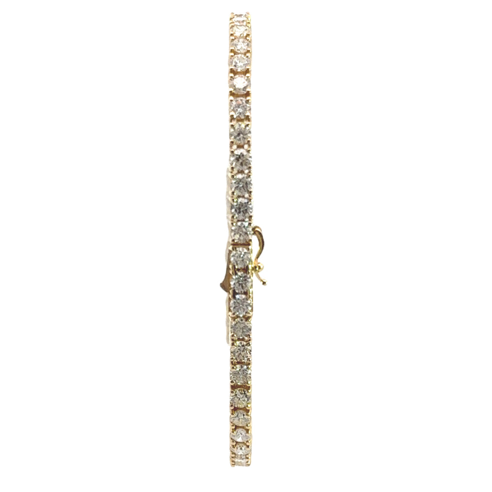 
                      
                        14 karaat geel gouden tennisarmband van 10 gram. Bezet met 52 briljant geslepen diamanten met een totaalgewicht van 7.04 crt. Kleur: G Kwaliteit: SI1 Lengte: 19 cm Breedte: 4 mm Dikte: 3 mm
                      
                    