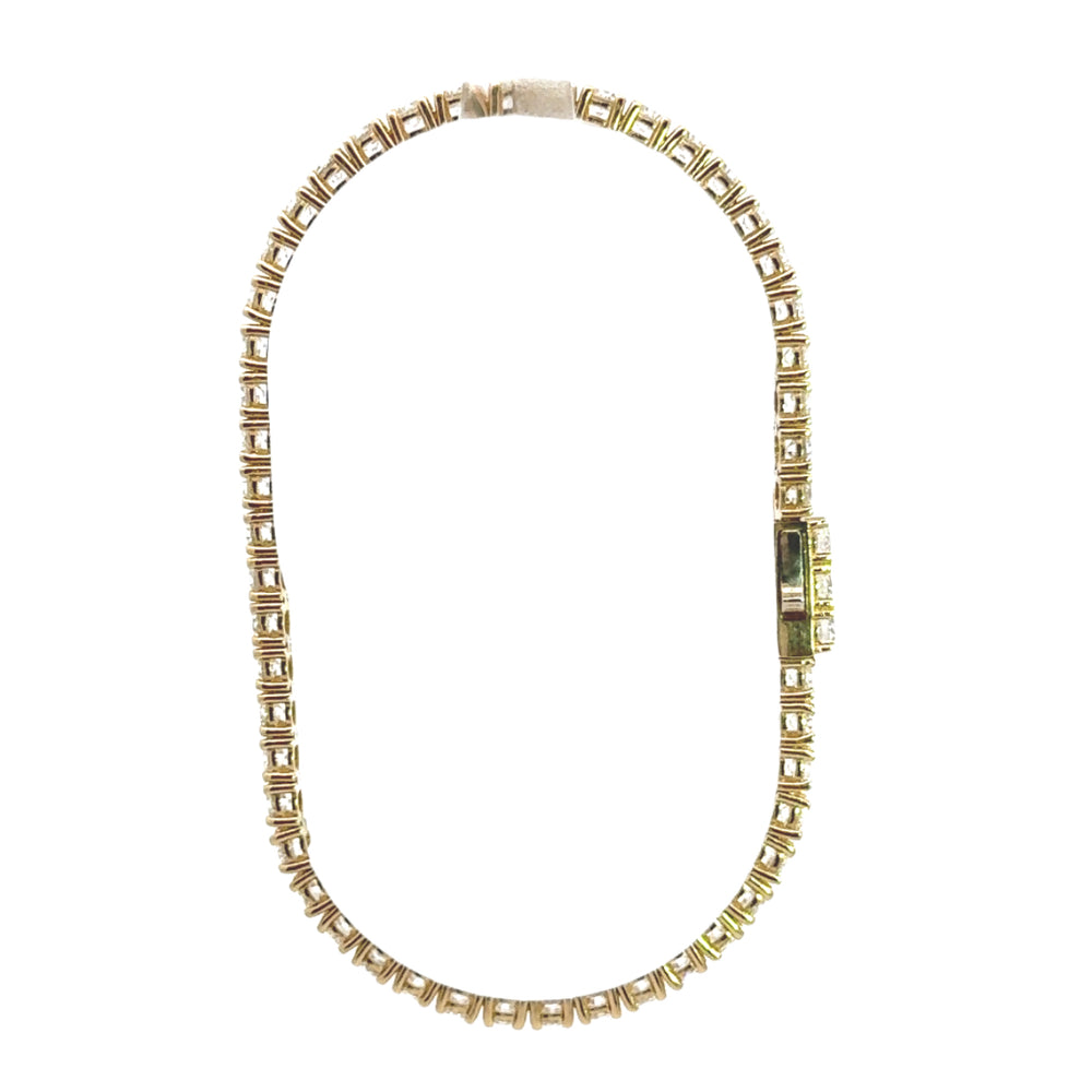 
                      
                        14 karaat geel gouden tennisarmband van 10 gram. Bezet met 52 briljant geslepen diamanten met een totaalgewicht van 7.04 crt. Kleur: G Kwaliteit: SI1 Lengte: 19 cm Breedte: 4 mm Dikte: 3 mm
                      
                    