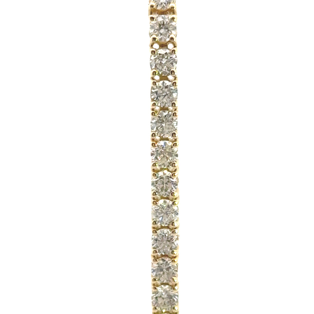 
                      
                        14 karaat geel gouden tennisarmband van 10 gram. Bezet met 52 briljant geslepen diamanten met een totaalgewicht van 7.04 crt. Kleur: G Kwaliteit: SI1 Lengte: 19 cm Breedte: 4 mm Dikte: 3 mm
                      
                    