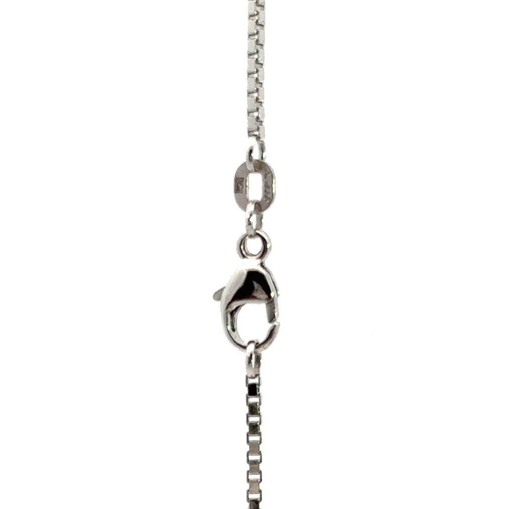 
                      
                        14 karaat wit gouden ketting van 5.5 gram. Met vierkante venetiaanse schakels. Lengte: 50 cm Dikte: 1.3 mm
                      
                    