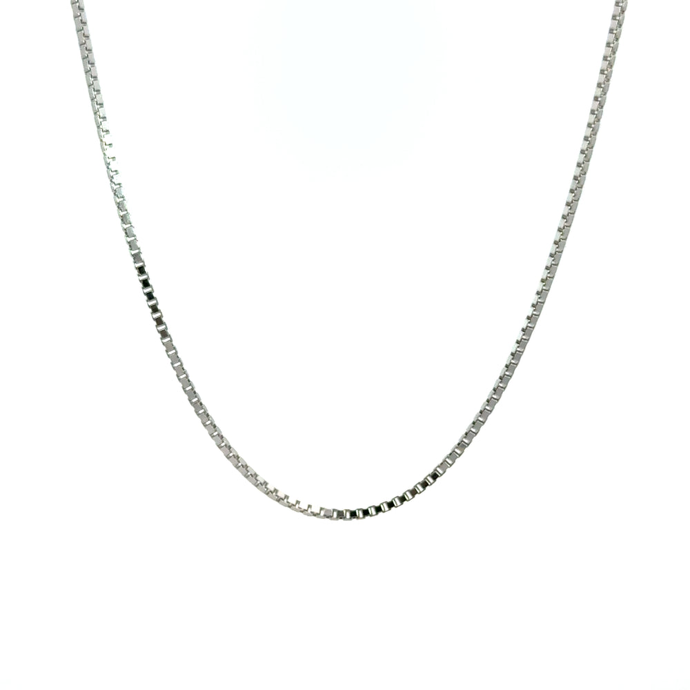 
                      
                        14 karaat wit gouden ketting van 5.5 gram. Met vierkante venetiaanse schakels. Lengte: 50 cm Dikte: 1.3 mm
                      
                    