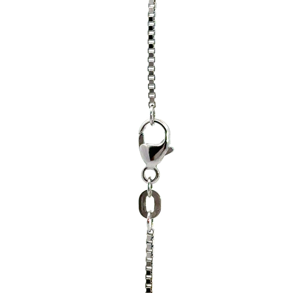 
                      
                        14 karaat wit gouden verstelbare ketting met vierkante venetiaanse schakels. Lengte: 41-43-45 cm Dikte: 1.1mm
                      
                    