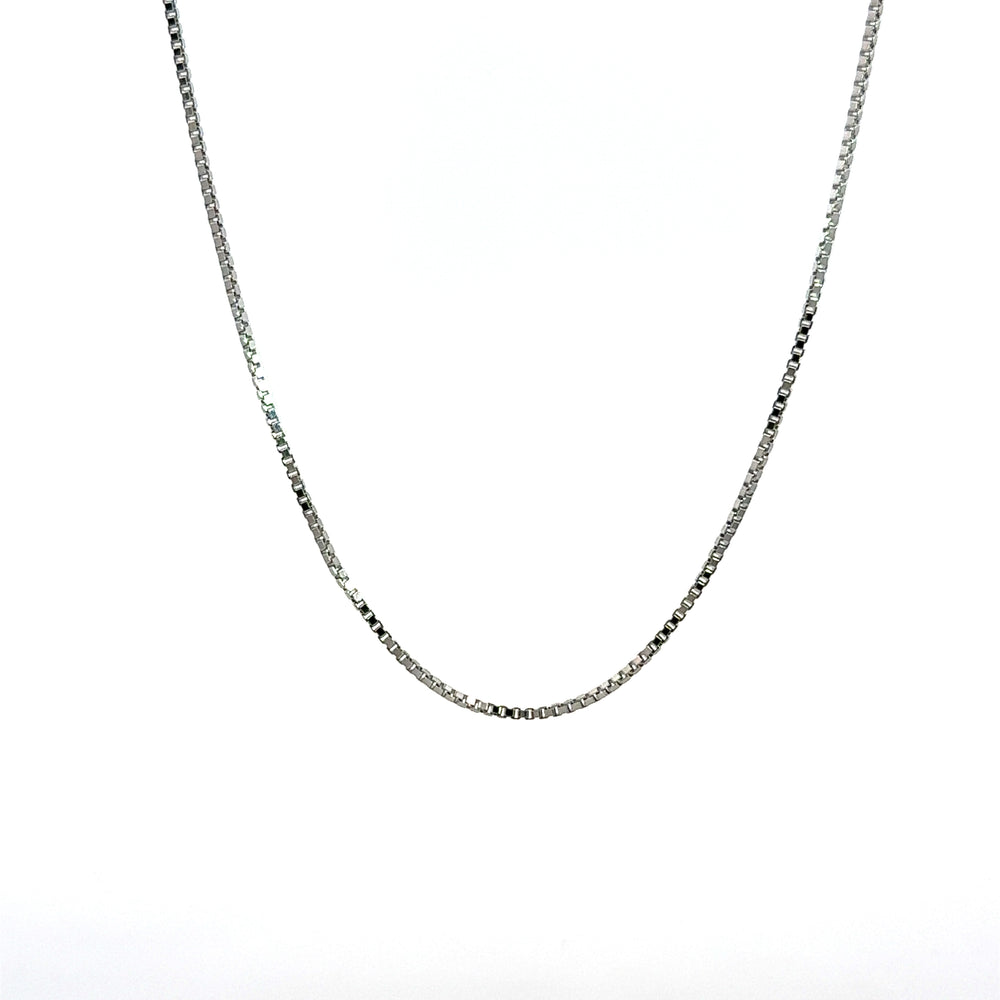 
                      
                        14 karaat wit gouden verstelbare ketting met vierkante venetiaanse schakels. Lengte: 41-43-45 cm Dikte: 1.1mm
                      
                    