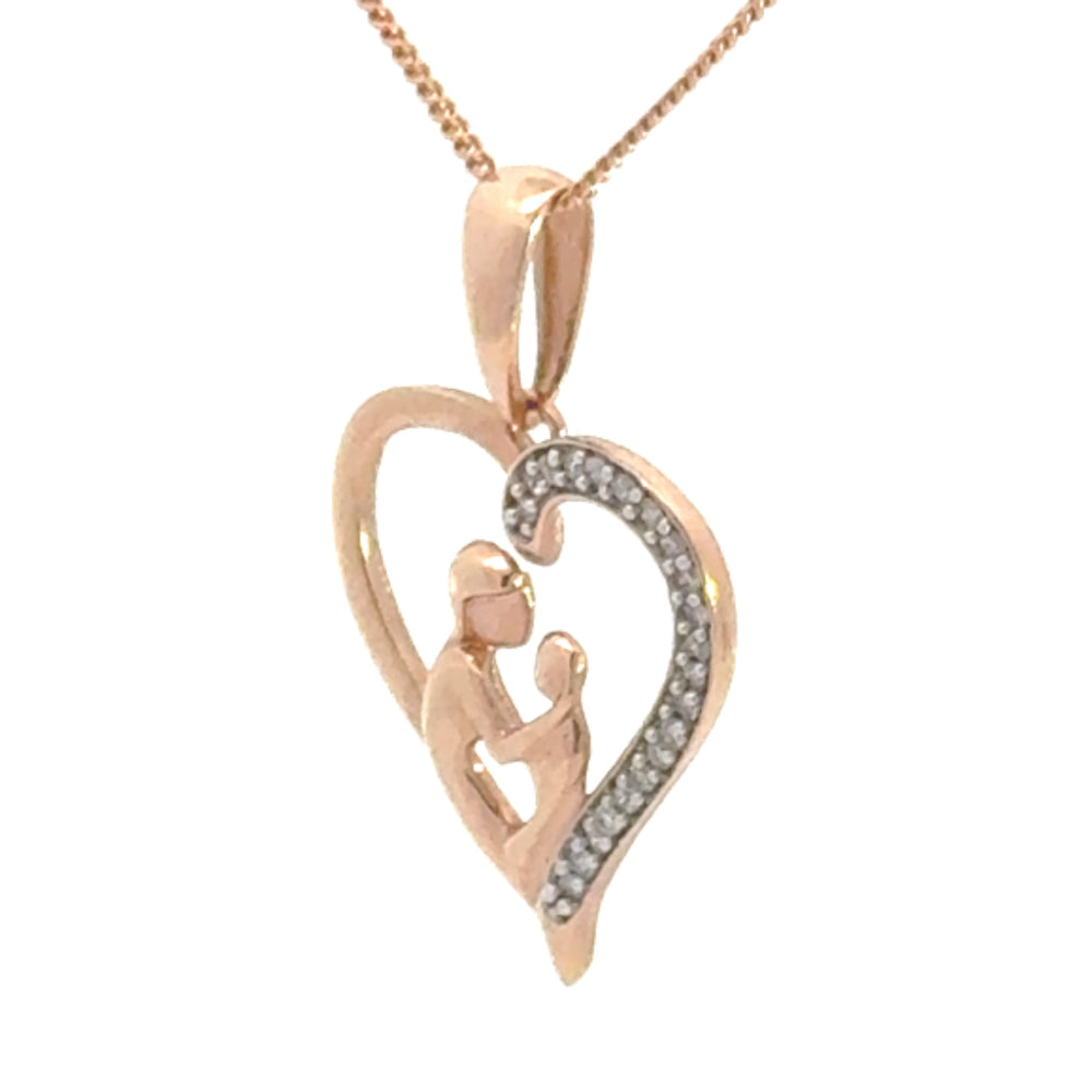 
                      
                         14 karaats rosé gouden Moeder en Kind hanger van 1 gram. Bezet met 21 briljant geslepen diamanten met een totaalgewicht van 0.05 crt. Kleur: H Kwaliteit: VS Afmeting: 20.5 x 19 mm Model: H 2206 
                      
                    