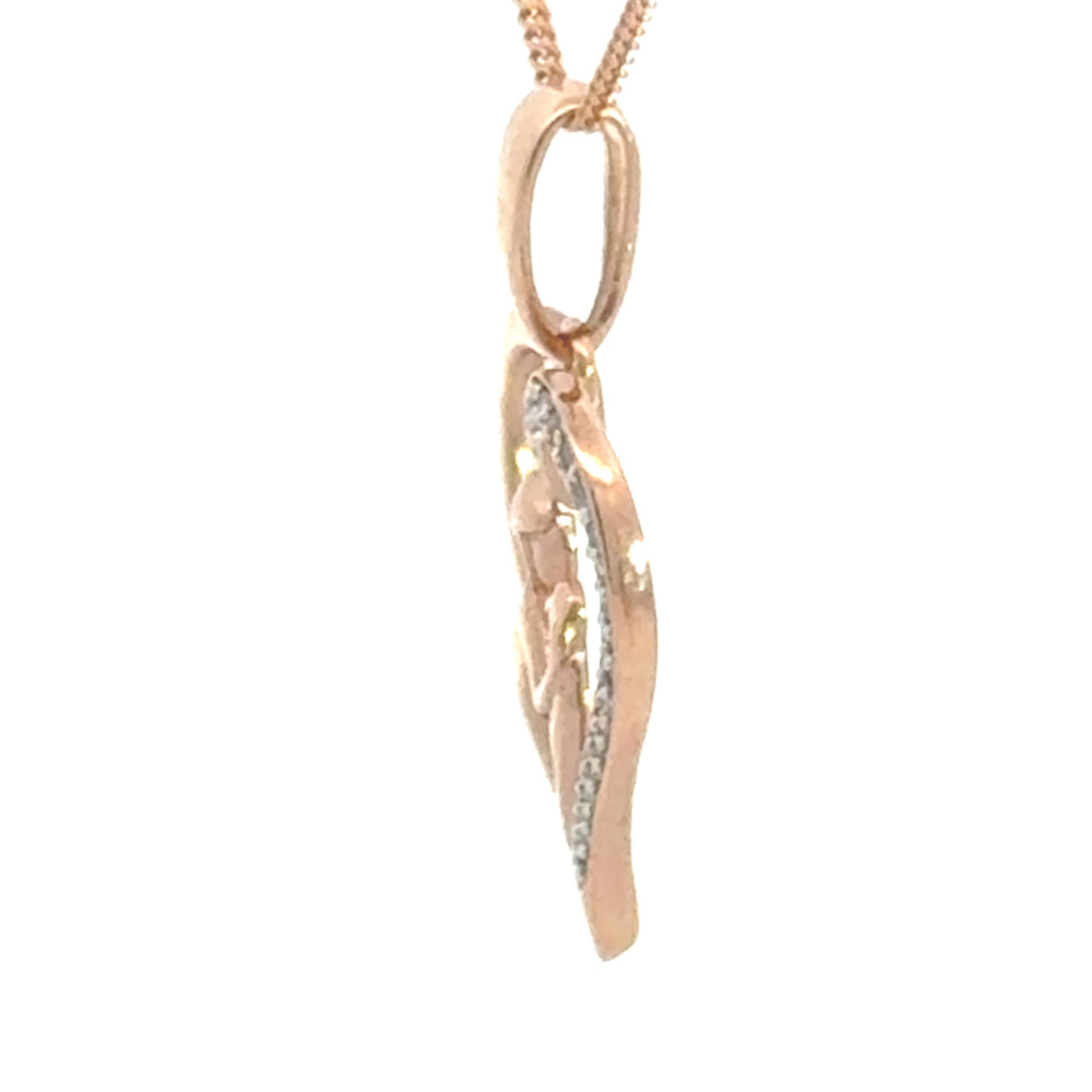 
                      
                        14 karaats rosé gouden Moeder en Kind hanger van 1 gram. Bezet met 21 briljant geslepen diamanten met een totaalgewicht van 0.05 crt. Kleur: H Kwaliteit: VS Afmeting: 20.5 x 19 mm Model: H 2206 
                      
                    