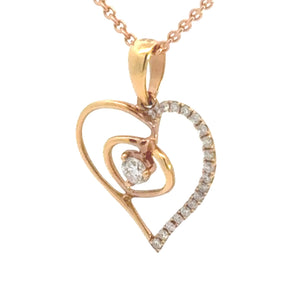18 karaats rosé gouden hart hanger van 0.7 gram. Bezet met 20 briljant geslepen diamanten met een totaalgewicht van 0.15crt. Kleur: Top Wesselton Kwaliteit: VS Afmeting: 19.5x15 mm Model: H 2223