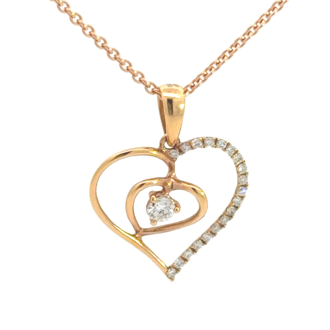18 karaats rosé gouden hart hanger van 0.7 gram. Bezet met 20 briljant geslepen diamanten met een totaalgewicht van 0.15crt. Kleur: Top Wesselton Kwaliteit: VS Afmeting: 19.5x15 mm Model: H 2223