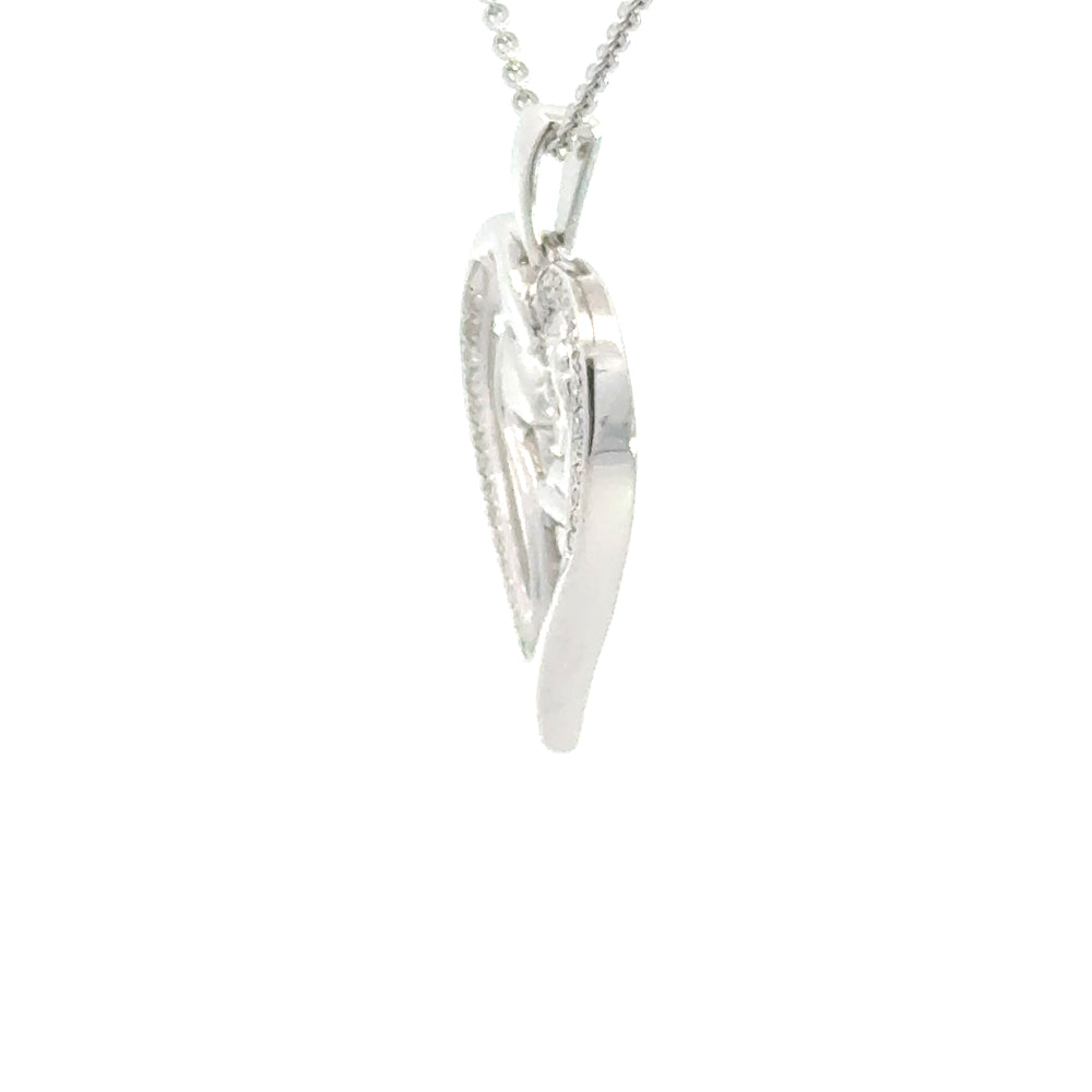 
                      
                        14 karaat wit gouden moeder en kind hanger van 2.9 gram. Bezet met 29 diamanten met een totaalgewicht van 0.10 crt Kleur: H Kwaliteit: SI Afmeting: 26.5x19mm Model: H 2257
                      
                    