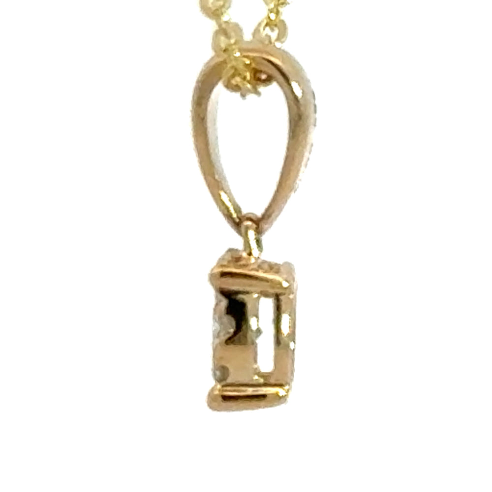 
                      
                        14 karaat geel gouden hanger van 0.31 gram met een Invisible zetting. Bezet met 10 briljant geslepen diamanten mete totaalgewicht van 0.10 crt. Kleur: G Kwaliteit: VS2 Hanger: 10x5mm Model: H 2356
                      
                    