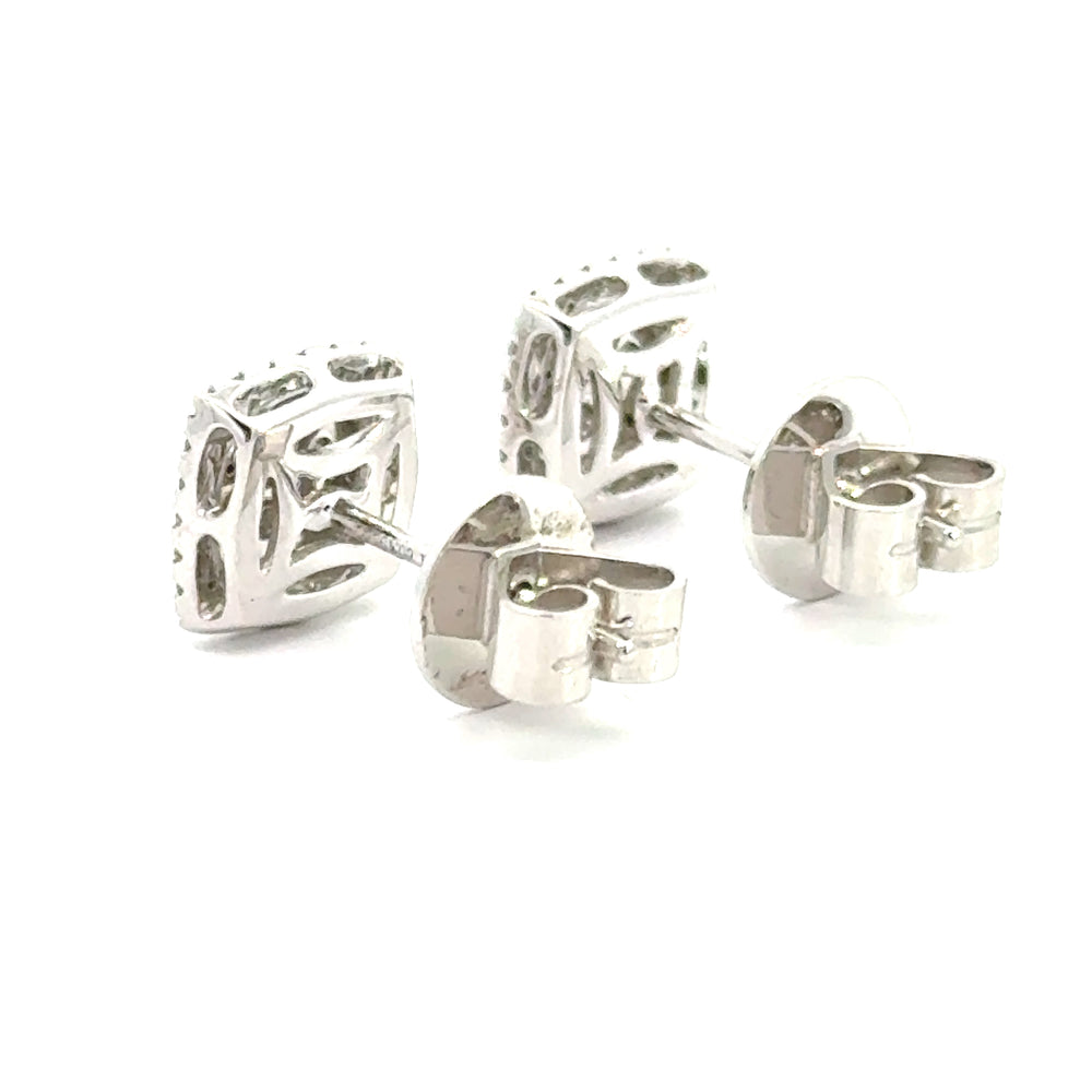 
                      
                        18 kt wit gouden vierkante rozet oorknoppen bezet met briljant geslepen diamanten met een totaalgewicht van 1.00 crt. Kleur: Top Wesselton Kwaliteit: VS 13 x 13 mm
                      
                    
