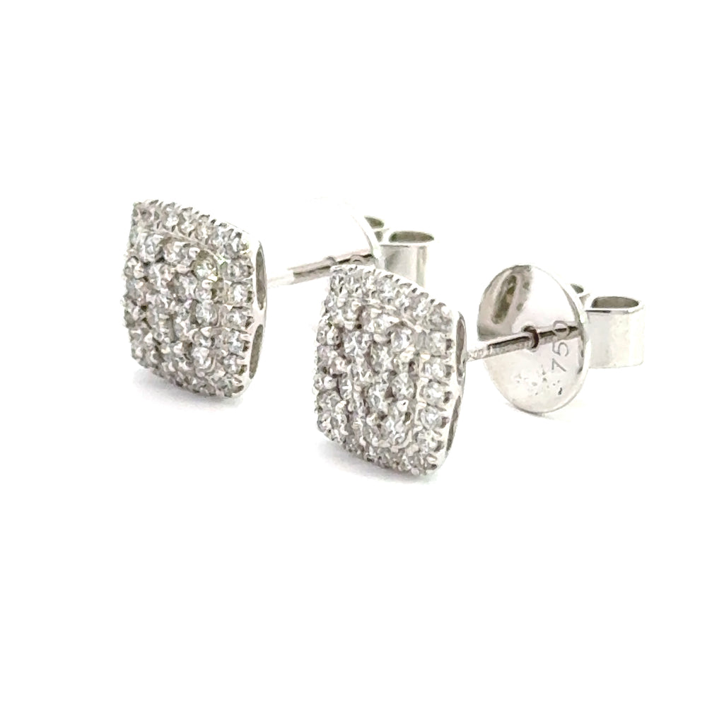 
                      
                        18 kt wit gouden vierkante rozet oorknoppen bezet met briljant geslepen diamanten met een totaalgewicht van 1.00 crt. Kleur: Top Wesselton Kwaliteit: VS 13 x 13 mm
                      
                    