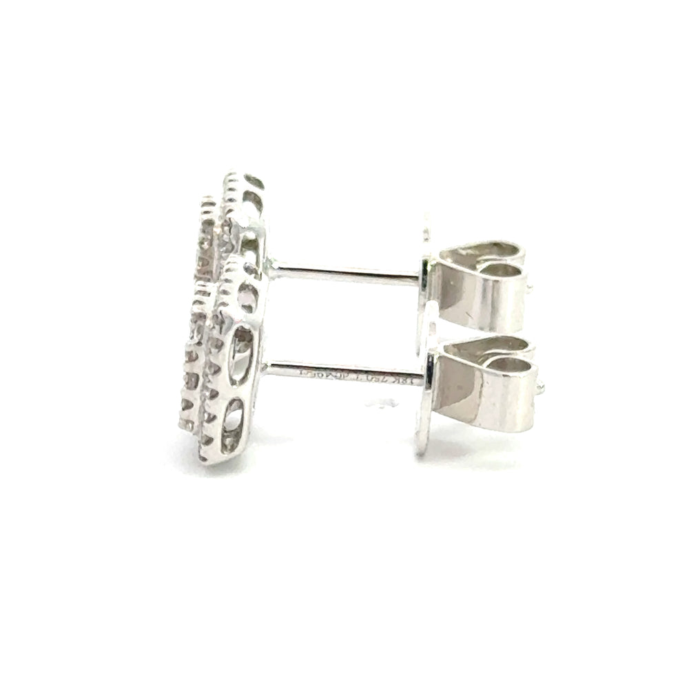 
                      
                        18 kt wit gouden vierkante rozet oorknoppen bezet met briljant geslepen diamanten met een totaalgewicht van 1.00 crt. Kleur: Top Wesselton Kwaliteit: VS 13 x 13 mm
                      
                    