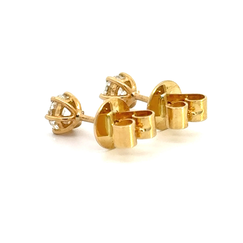 
                      
                        18 karaat geel gouden solitaire oorknoppen. Bezet met 2 briljant geslepen diamanten met een totaalgewicht van 0.60crt met GIA diamant certificaat. Kleur: G Kwaliteit: SI1 Ø: 5.3 mm
                      
                    