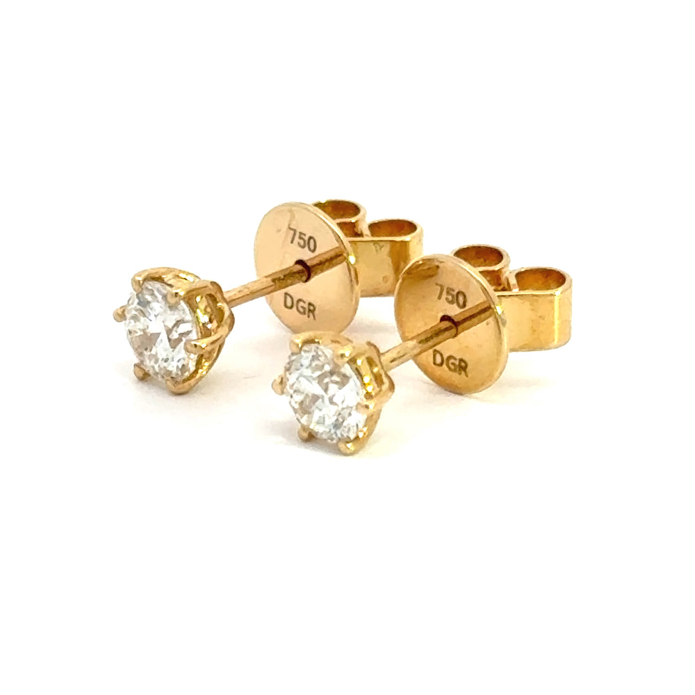 
                      
                        18 karaat geel gouden solitaire oorknoppen. Bezet met 2 briljant geslepen diamanten met een totaalgewicht van 0.60crt met GIA diamant certificaat. Kleur: G Kwaliteit: SI1 Ø: 5.3 mm
                      
                    