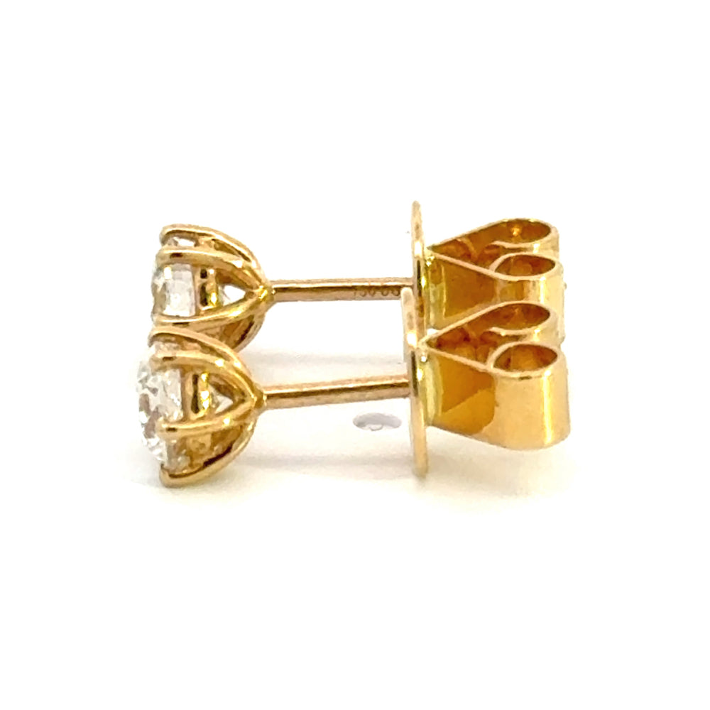 
                      
                        18 karaat geel gouden solitaire oorknoppen. Bezet met 2 briljant geslepen diamanten met een totaalgewicht van 0.60crt met GIA diamant certificaat. Kleur: G Kwaliteit: SI1 Ø: 5.3 mm
                      
                    