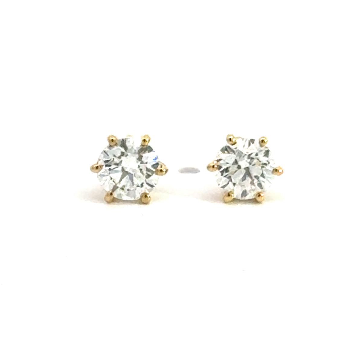 18 karaat geel gouden solitaire oorknoppen. Bezet met 2 briljant geslepen diamanten met een totaalgewicht van 0.60crt met GIA diamant certificaat. Kleur: G Kwaliteit: SI1 Ø: 5.3 mm