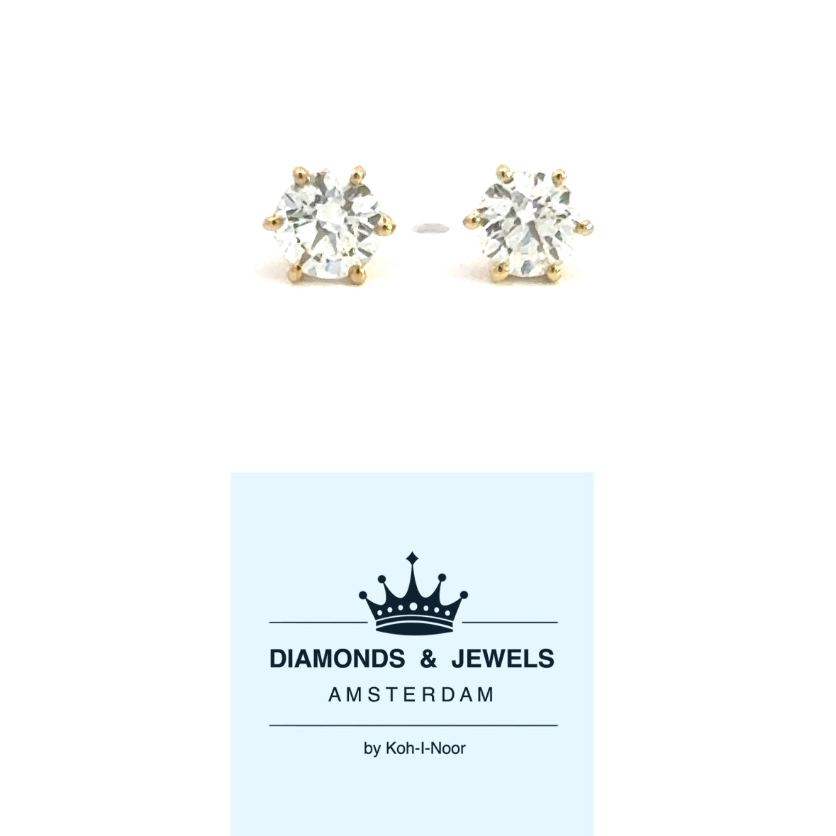 18 karaat geel gouden solitaire oorknoppen. Bezet met 2 briljant geslepen diamanten met een totaalgewicht van 0.60crt met GIA diamant certificaat. Kleur: G Kwaliteit: SI1 Ø: 5.3 mm