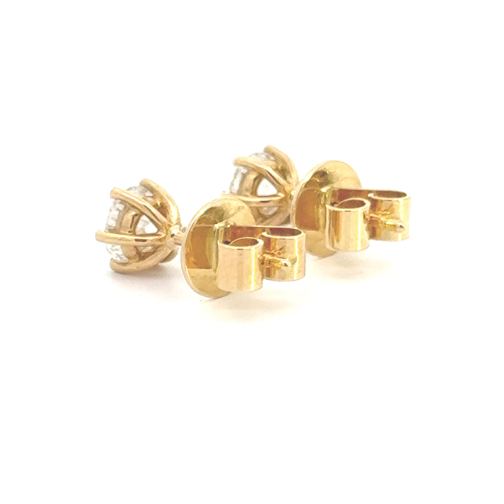 
                      
                        18 karaat geel gouden oorknoppen van 1.58 gram. Bezet met 2 briljant geslepen diamanten met een totaalgewicht van 0.80 crt Kleur: F Kwaliteit: SI1 Zetting: Ø 5.9mm
                      
                    