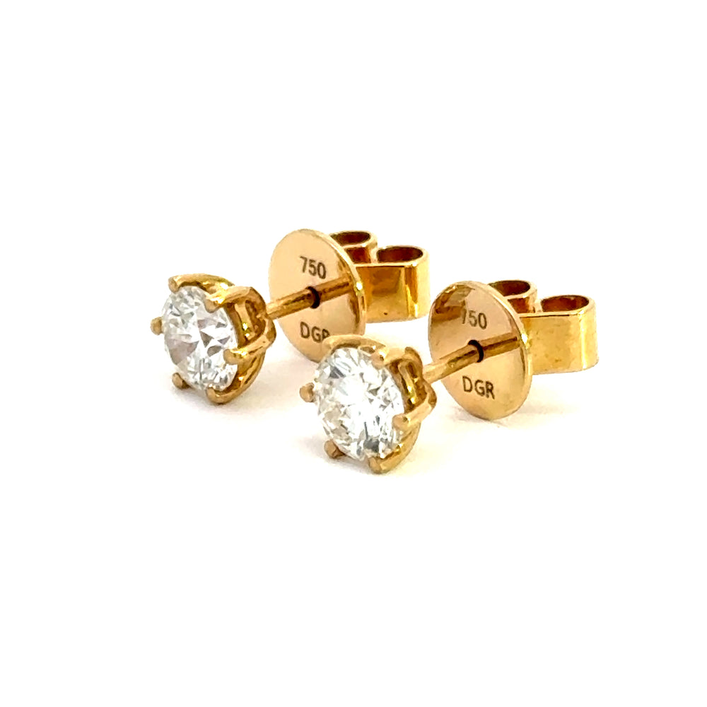 
                      
                        18 karaat geel gouden oorknoppen van 1.58 gram. Bezet met 2 briljant geslepen diamanten met een totaalgewicht van 0.80 crt Kleur: F Kwaliteit: SI1 Zetting: Ø 5.9mm
                      
                    