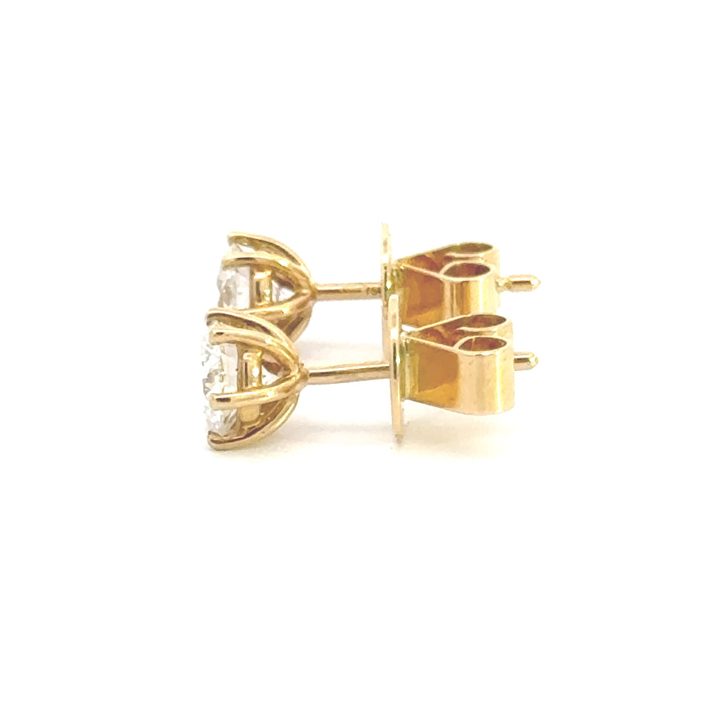 
                      
                        18 karaat geel gouden oorknoppen van 1.58 gram. Bezet met 2 briljant geslepen diamanten met een totaalgewicht van 0.80 crt Kleur: F Kwaliteit: SI1 Zetting: Ø 5.9mm
                      
                    
