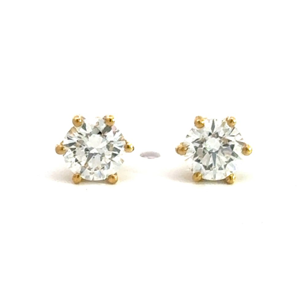 18 karaat geel gouden oorknoppen van 1.58 gram. Bezet met 2 briljant geslepen diamanten met een totaalgewicht van 0.80 crt Kleur: F Kwaliteit: SI1 Zetting: Ø 5.9mm