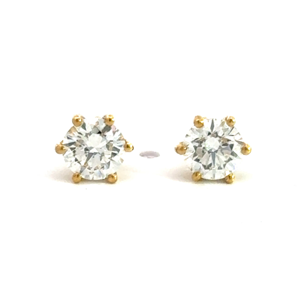 18 karaat geel gouden oorknoppen van 1.58 gram. Bezet met 2 briljant geslepen diamanten met een totaalgewicht van 0.80 crt Kleur: F Kwaliteit: SI1 Zetting: Ø 5.9mm