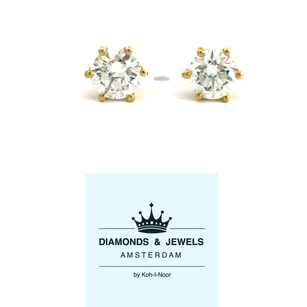 18 karaat geel gouden oorknoppen van 1.58 gram. Bezet met 2 briljant geslepen diamanten met een totaalgewicht van 0.80 crt Kleur: F Kwaliteit: SI1 Zetting: Ø 5.9mm