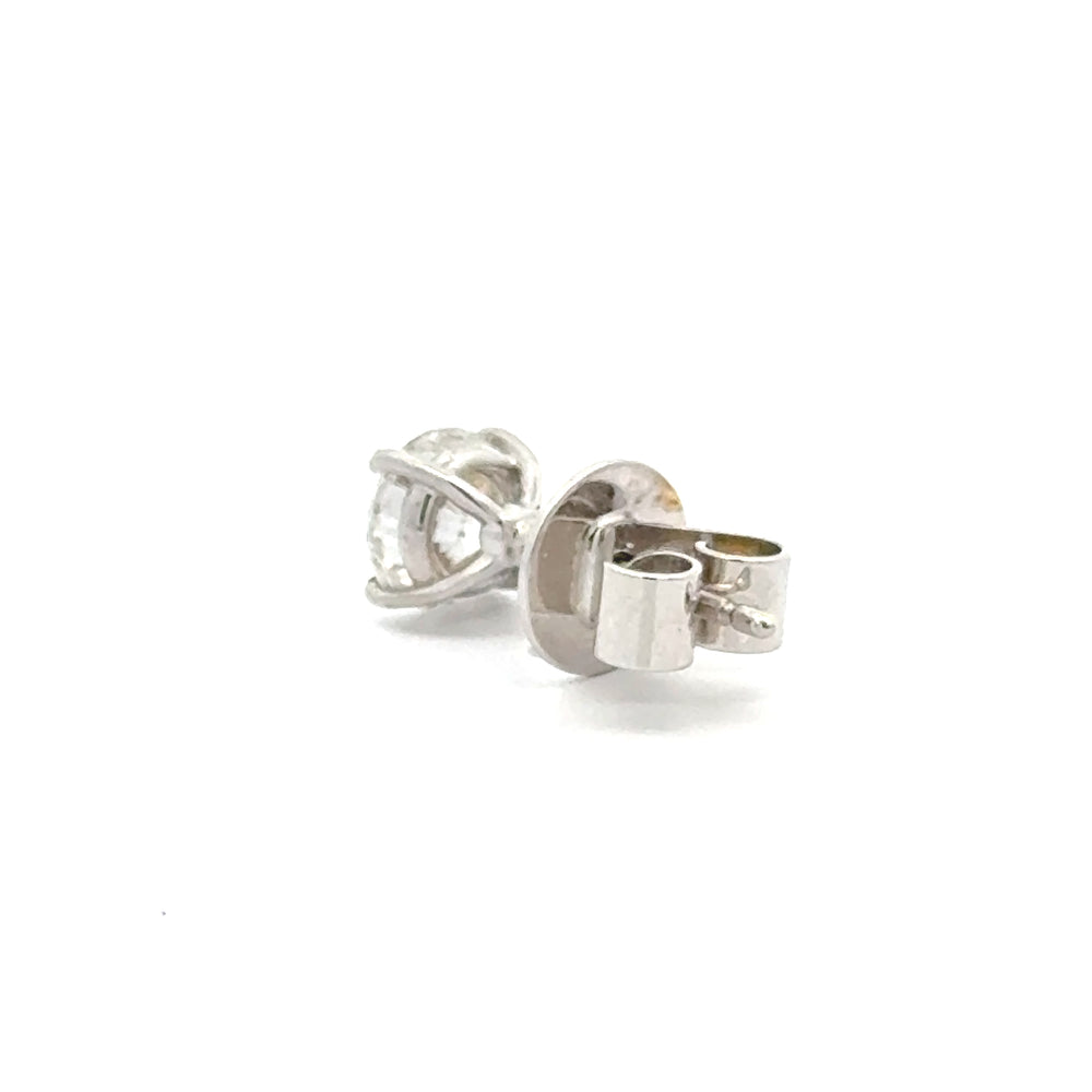 
                      
                        Enkele heren solitair oorknop van 18 karaat wit goud. Bezet met 1 briljant geslepen diamant van 0.50 crt. Kleur: F Kwaliteit: SI1 Zetting: Ø 6 mm
                      
                    