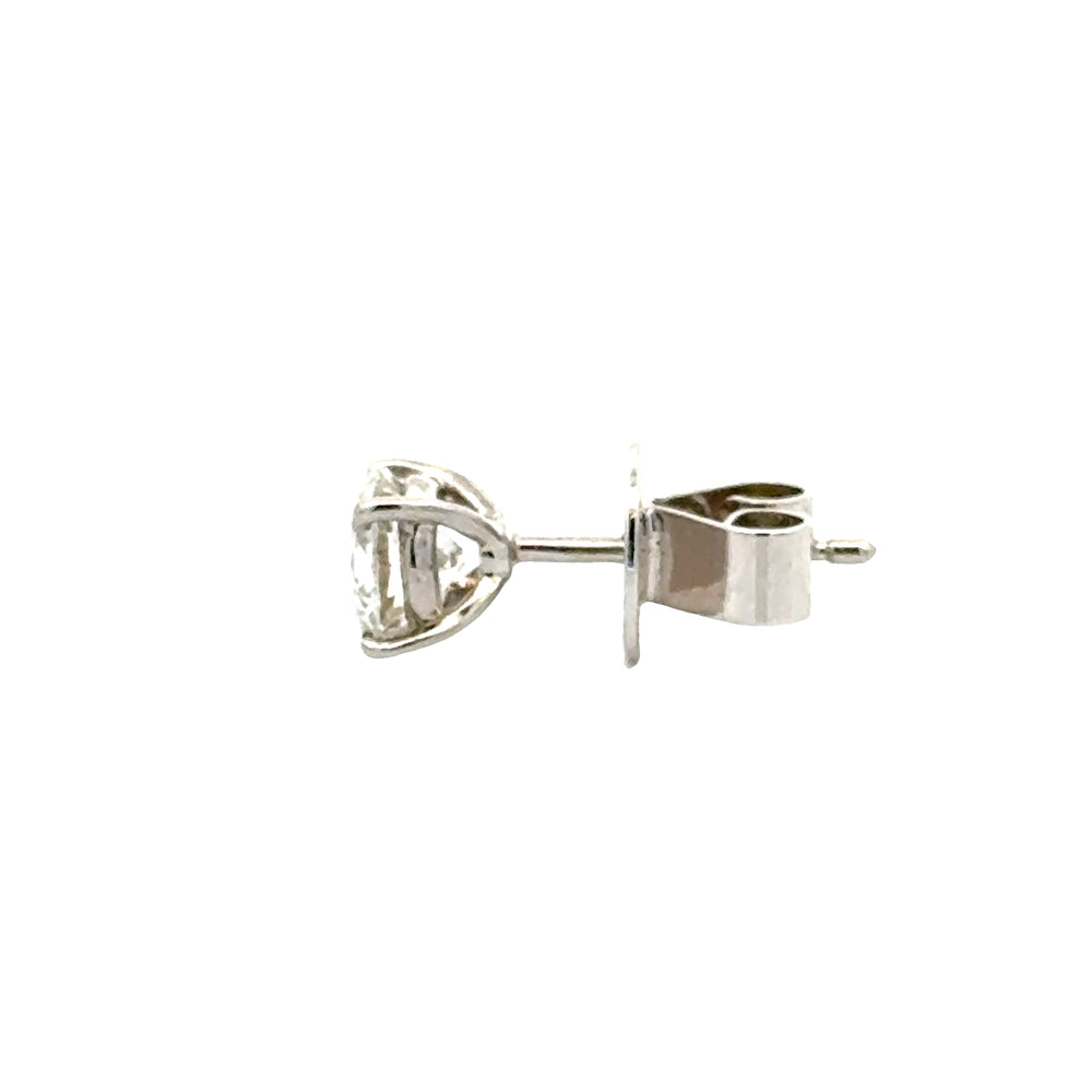 
                      
                        Enkele heren solitair oorknop van 18 karaat wit goud. Bezet met 1 briljant geslepen diamant van 0.50 crt. Kleur: F Kwaliteit: SI1 Zetting: Ø 6 mm
                      
                    
