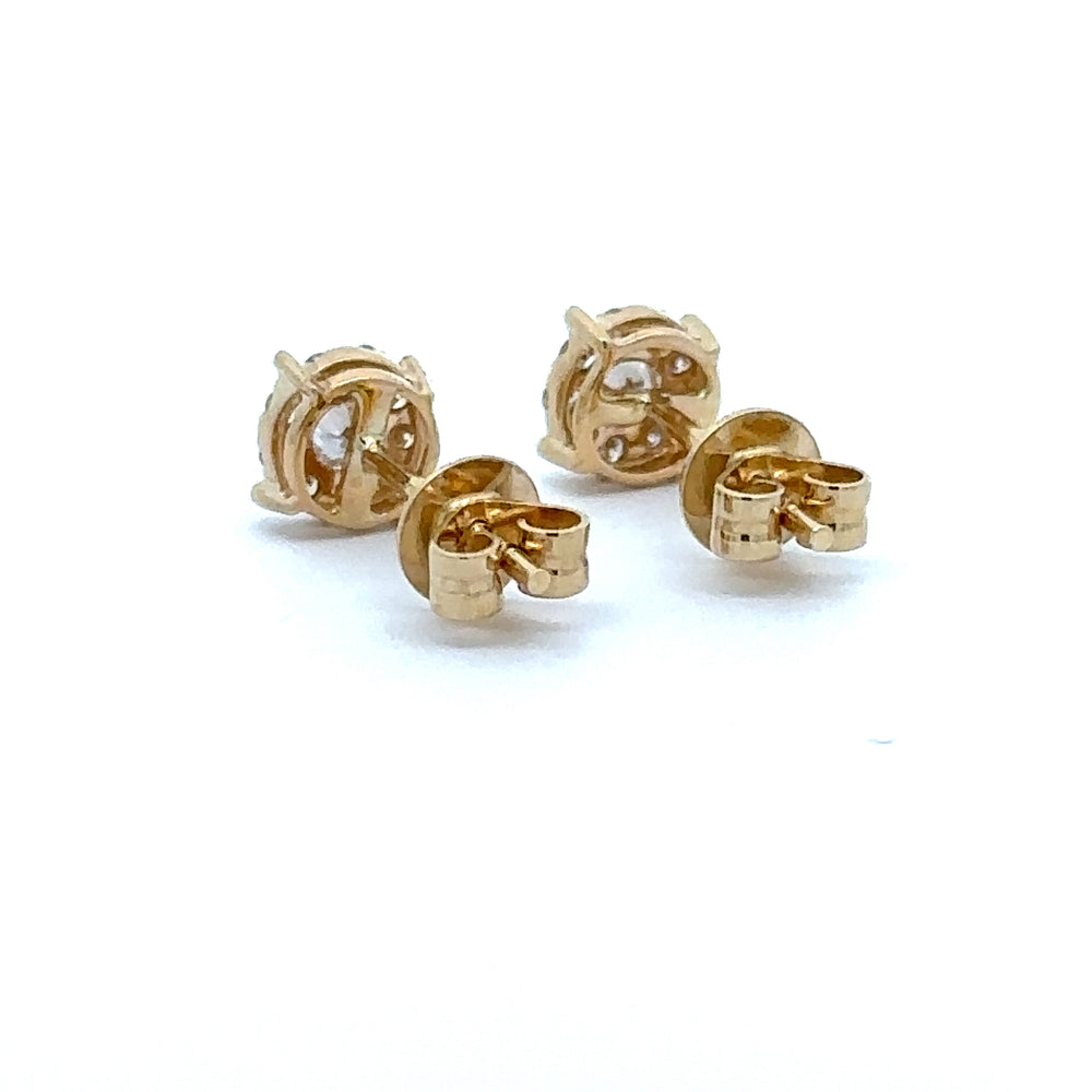 
                      
                        18 karaat geel gouden oorbellen van 0.89 gram. Bezet met 2 briljant geslepen diamanten met een totaalgewicht van 0.16 crt en 18 briljant geslepen diamanten met een totaalgewicht van 0.15 crt Kleur: Top Wesselton Kwaliteit: VS2 Zetting: Ø 7 mm
                      
                    