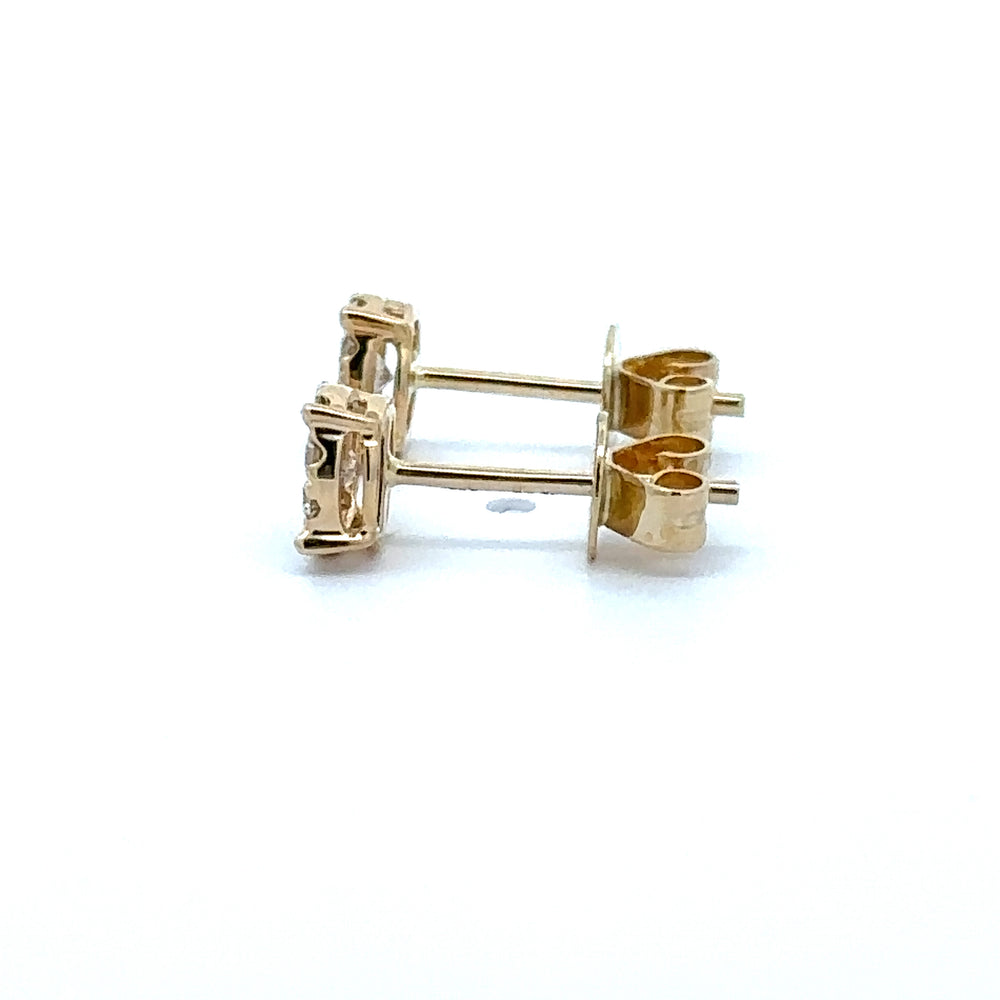 
                      
                        18 karaat geel gouden oorbellen van 0.89 gram. Bezet met 2 briljant geslepen diamanten met een totaalgewicht van 0.16 crt en 18 briljant geslepen diamanten met een totaalgewicht van 0.15 crt Kleur: Top Wesselton Kwaliteit: VS2 Zetting: Ø 7 mm
                      
                    