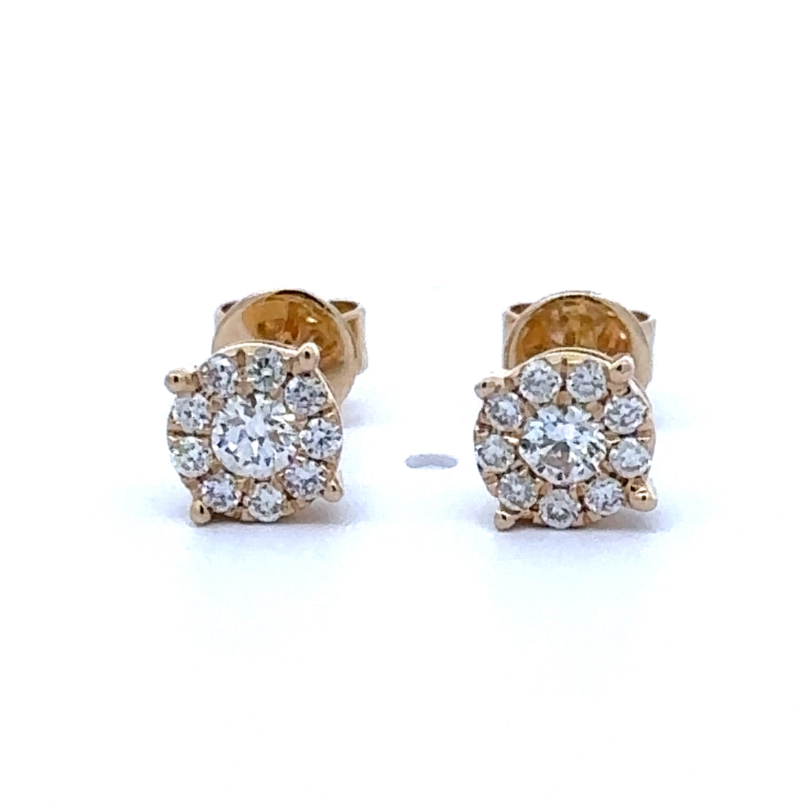 18 karaat geel gouden oorbellen van 0.89 gram. Bezet met 2 briljant geslepen diamanten met een totaalgewicht van 0.16 crt en 18 briljant geslepen diamanten met een totaalgewicht van 0.15 crt Kleur: Top Wesselton Kwaliteit: VS2 Zetting: Ø 7 mm