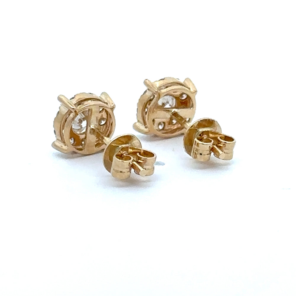 
                      
                        14 karaats geel gouden oorbellen van 1.19 gram. Bezet met 2 briljant geslepen diamanten met een totaalgewicht van 0.30 crt en 18 briljant geslepen diamanten met een totaalgewicht van 0.28 crt. Kleur: Top Wesselton Kwaliteit: VS2 Ø: 8.2 mm
                      
                    