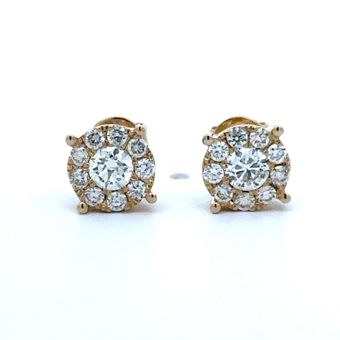 14 karaats geel gouden oorbellen van 1.19 gram. Bezet met 2 briljant geslepen diamanten met een totaalgewicht van 0.30 crt en 18 briljant geslepen diamanten met een totaalgewicht van 0.28 crt. Kleur: Top Wesselton Kwaliteit: VS2 Ø: 8.2 mm