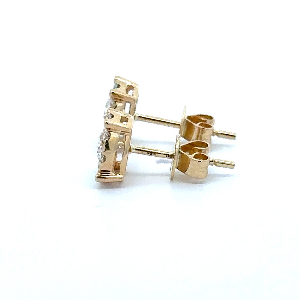 
                      
                        14 krt geel gouden oorbellen van 1.28 gram. Bezet met 2 briljant geslepen diamanten met een totaalgewicht van 0.41 crt en 18 briljant geslepen diamanten met een totaalgewicht van 0.31 crt Kleur: Top Wesselton Kwaliteit: VS2  Ø: 8.7 mm
                      
                    