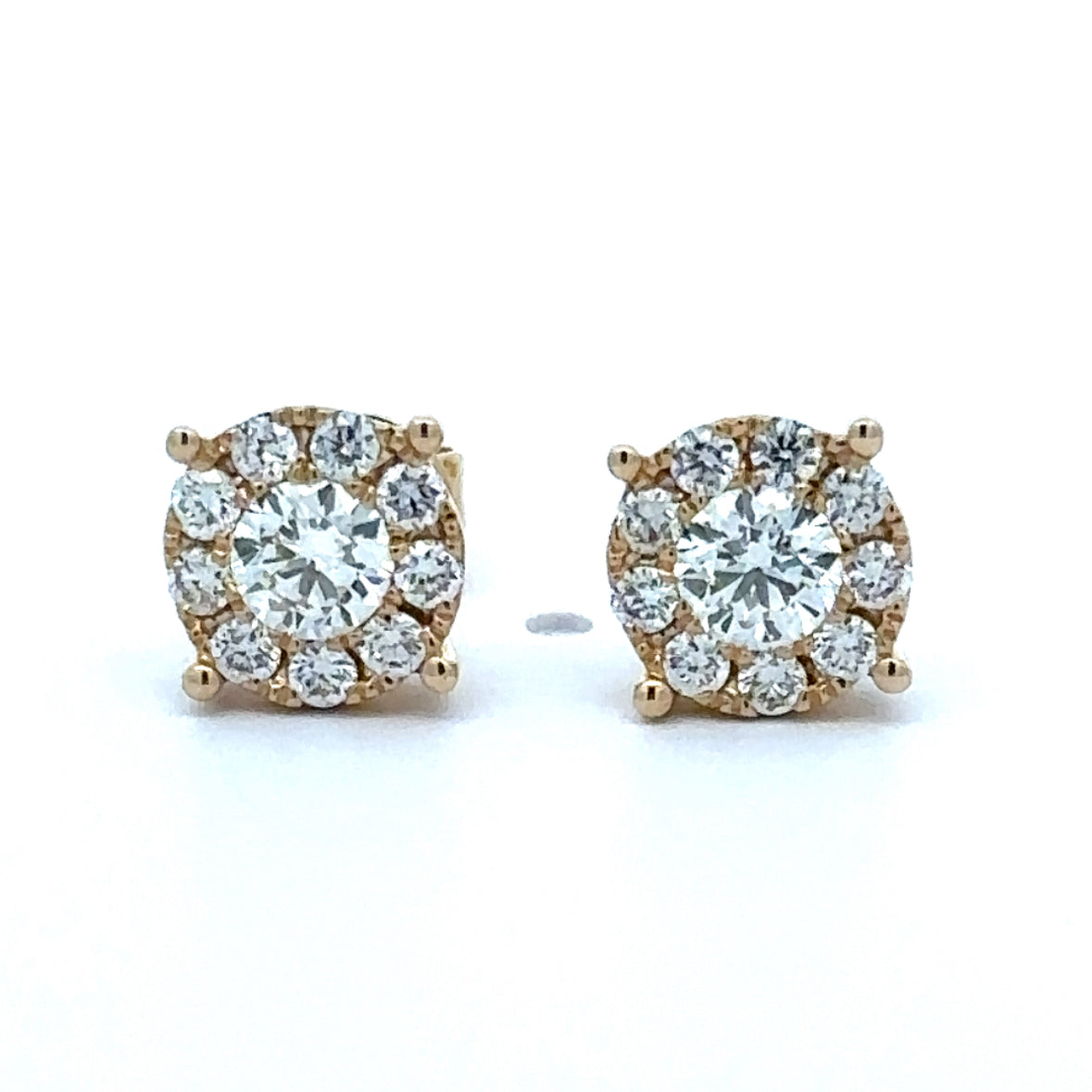 14 krt geel gouden oorbellen van 1.28 gram. Bezet met 2 briljant geslepen diamanten met een totaalgewicht van 0.41 crt en 18 briljant geslepen diamanten met een totaalgewicht van 0.31 crt Kleur: Top Wesselton Kwaliteit: VS2  Ø: 8.7 mm