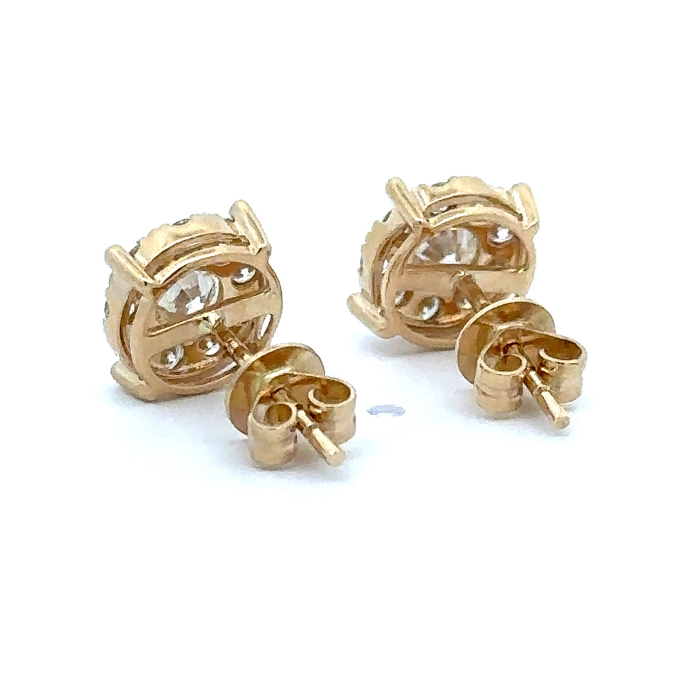 
                      
                        14 karaat geel gouden oorbellen bezet met 2 briljant geslepen diamanten met een totaalgewicht van 0.48 crt en 18 briljant geslepen diamanten met een totaalgewicht van 0.41 crt Kleur: Top Wesselton Kwaliteit: VS2 Ø:9.5 mm
                      
                    
