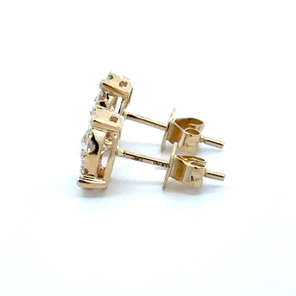 
                      
                        14 karaat geel gouden oorbellen bezet met 2 briljant geslepen diamanten met een totaalgewicht van 0.48 crt en 18 briljant geslepen diamanten met een totaalgewicht van 0.41 crt Kleur: Top Wesselton Kwaliteit: VS2 Ø:9.5 mm
                      
                    