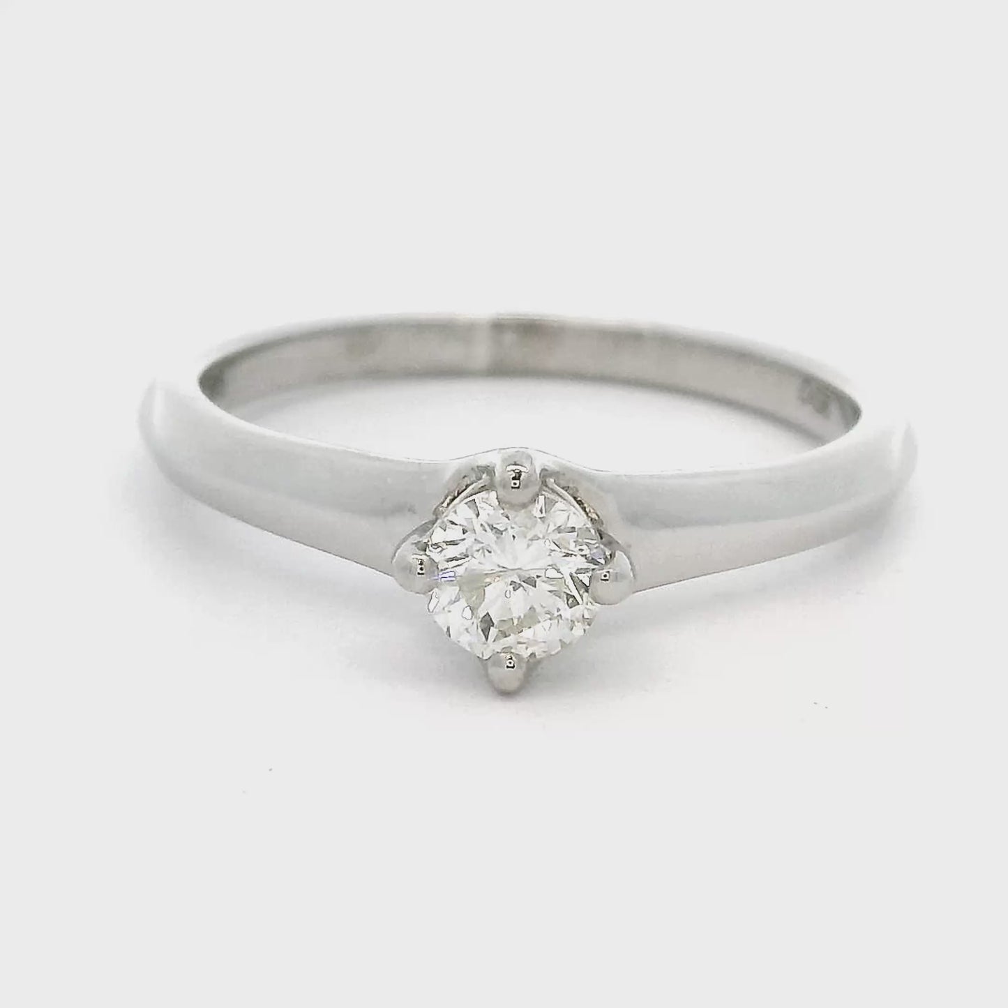 Witgouden solitaire ring bezet met voordelige diamant van 0.33 crt in een bijzondere gedraaide zetting