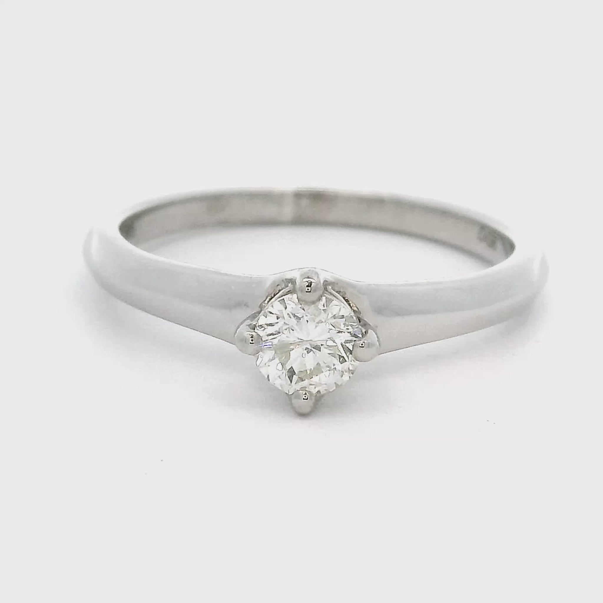 Witgouden solitaire ring bezet met voordelige diamant van 0.33 crt in een bijzondere gedraaide zetting