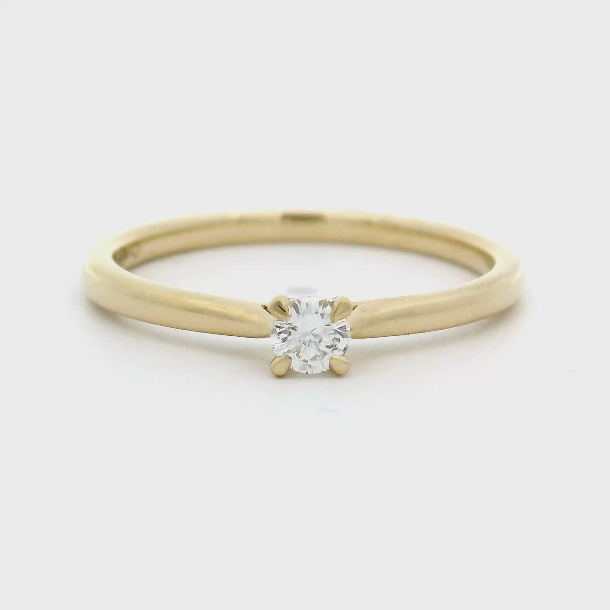 18 karaat geel gouden solitair ring van 2.16 gram en 1 tot 2 mm breed. Bezet met 1 briljant geslepen diamant van 0.12 crt Kleur: F Zuiverheid: VVS1 Zetting: Ø 3.5 mm
