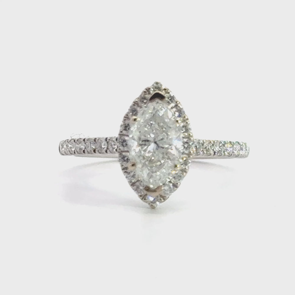 
                      
                        Laad en speel video in Galerijweergave, !8 karaat wit gouden Halo rij ring van 2.26 gram en 2 mm breed. Bezet met 1 Ovaal geslepen diamant van 1.15 crt Kleur: E Kwaliteit: P1 en 32 briljant geslepen diamantjes met een totaalgewicht van 0.42 crt Kleur: Top Wesselton Kwaliteit: VS Zetting: 13 x 8 mm Model:R 10043
                      
                    