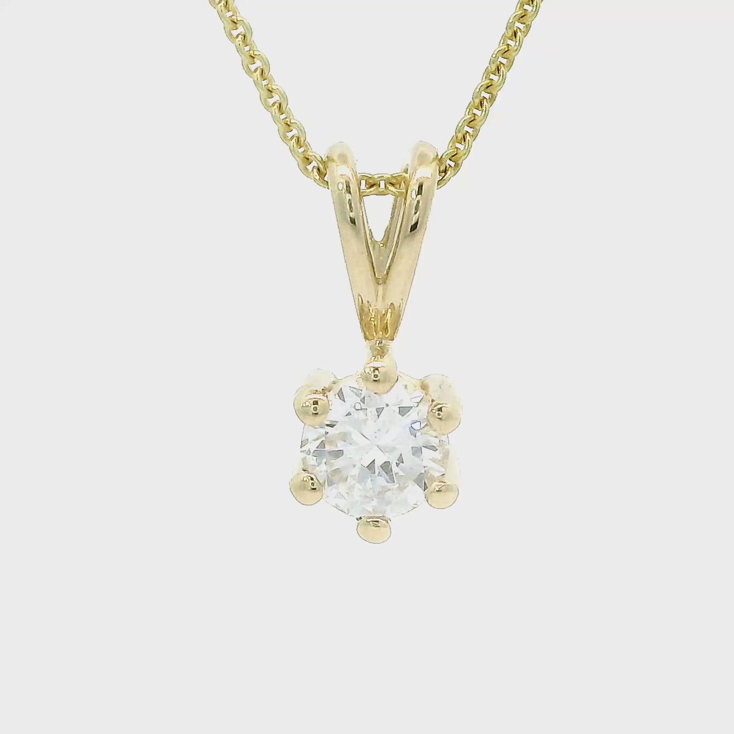 14 karaat geel gouden 6 poot solitair hanger met V-vormig ophang oog. Bezet met 1 briljant geslepen diamant van 0.19 crt Kleur: G Zuiverheid: VS1 Hanger: 10x4mm Zetting: Ø 4.5 mm