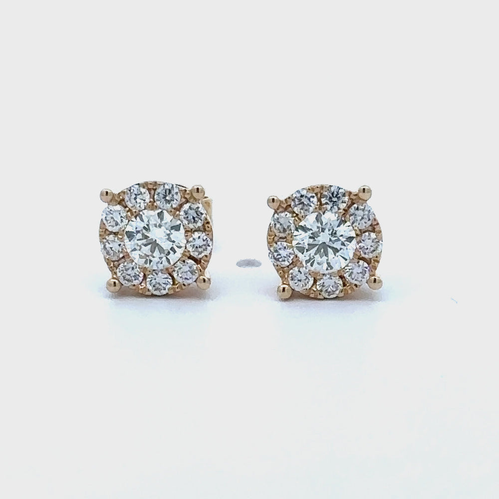 
                      
                        Laad en speel video in Galerijweergave, 14 krt geel gouden oorbellen van 1.28 gram. Bezet met 2 briljant geslepen diamanten met een totaalgewicht van 0.41 crt en 18 briljant geslepen diamanten met een totaalgewicht van 0.31 crt Kleur: Top Wesselton Kwaliteit: VS2  Ø: 8.7 mm
                      
                    